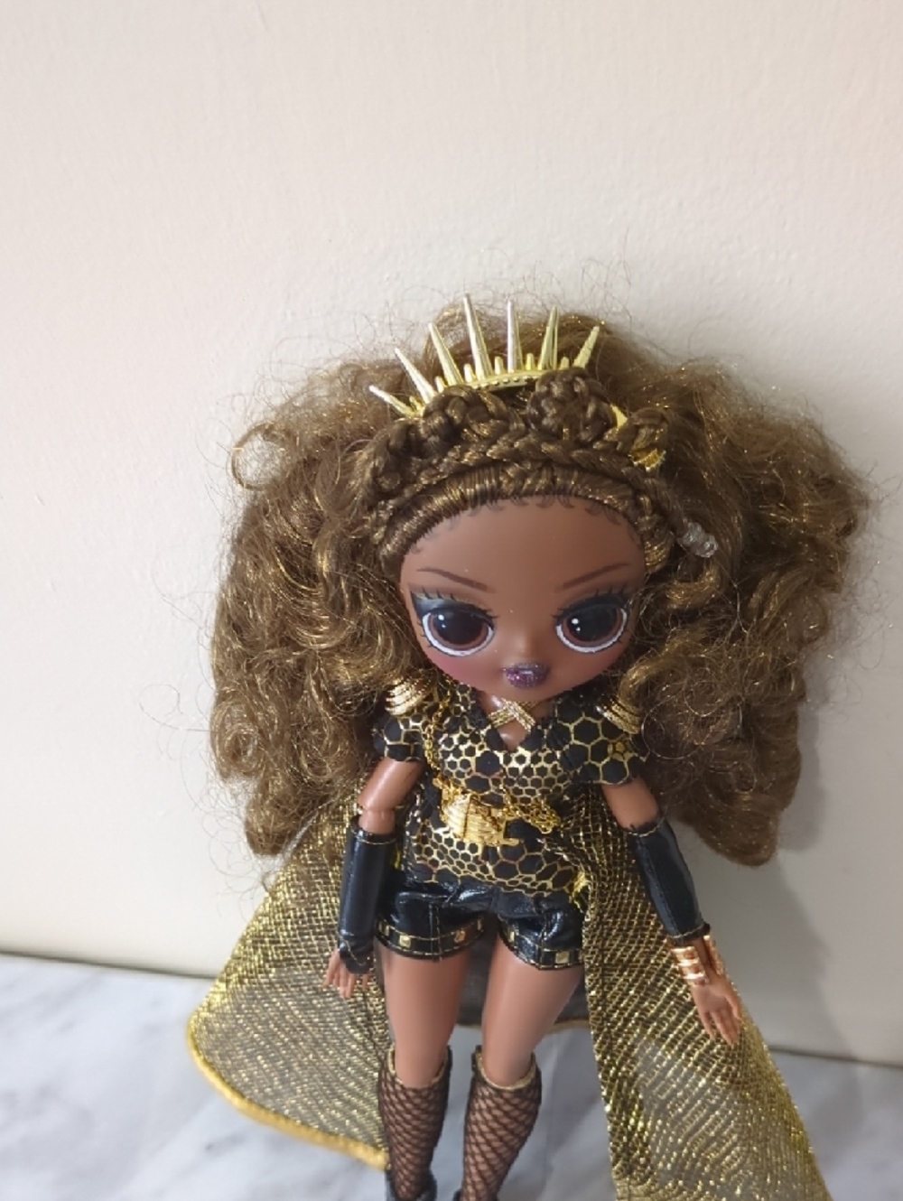 LOL Surprise OMG Fierce Royal Bee Doll 11.5" Gold Outfit & Crown - Picture 8 of 11